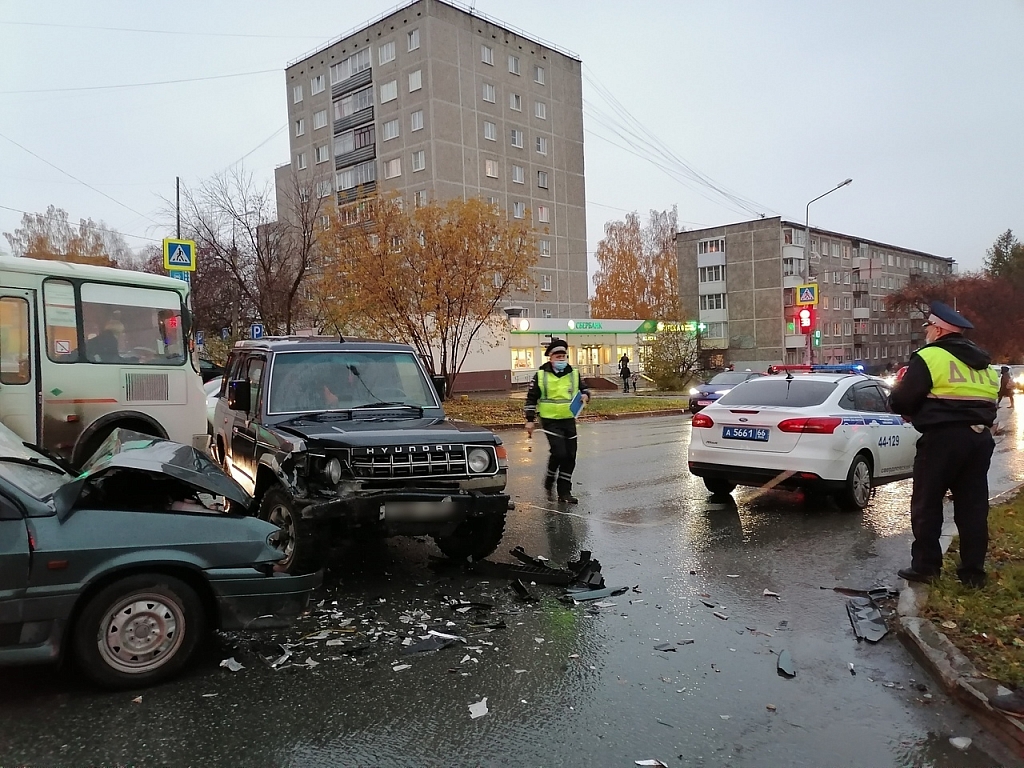 Госавтоинспекция Первоуральска устанавливает обстоятельства ДТП на  проспекте Космонавтов